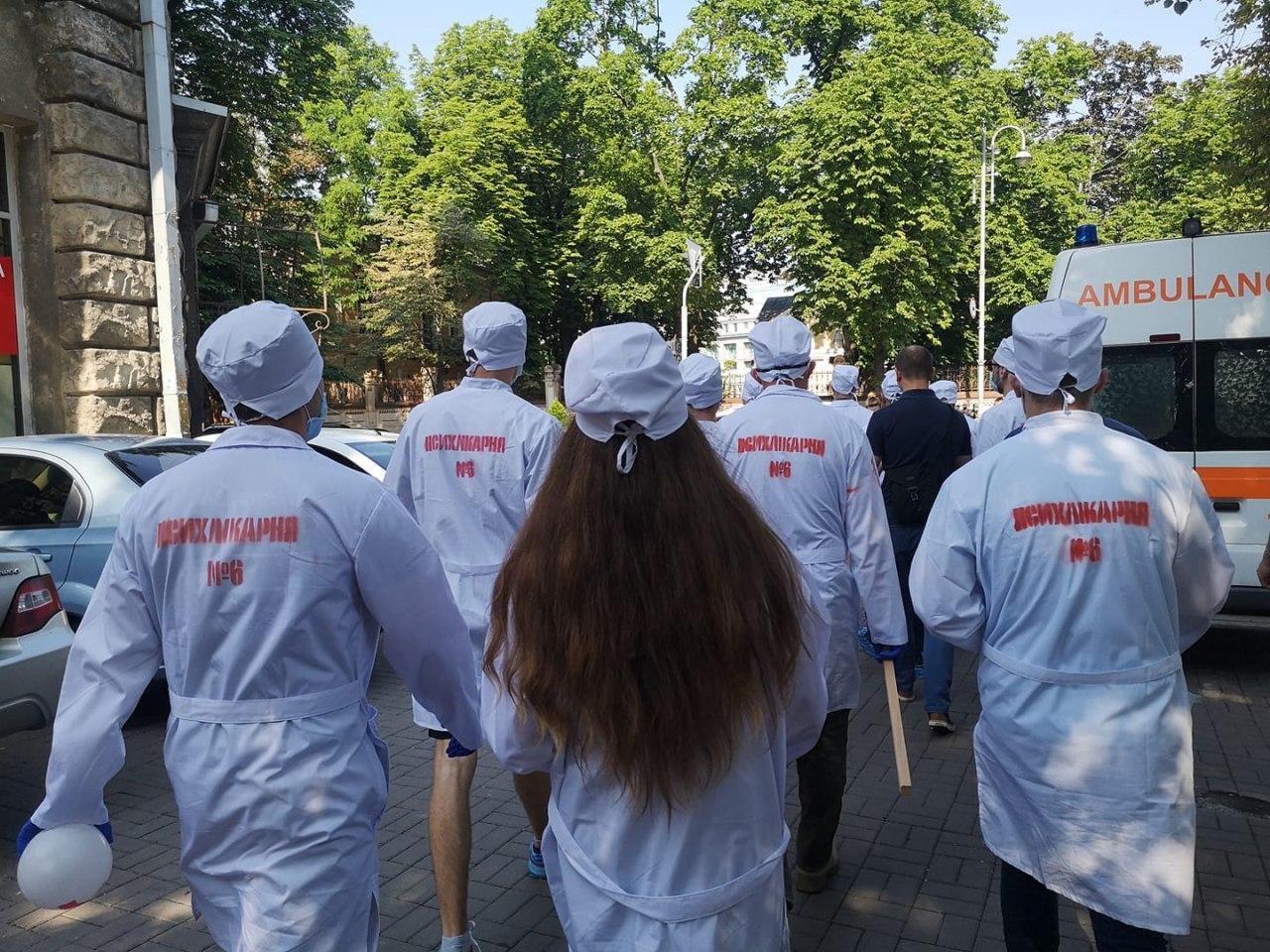 Участники акции "Киев не для Шария" оделись в белые халаты