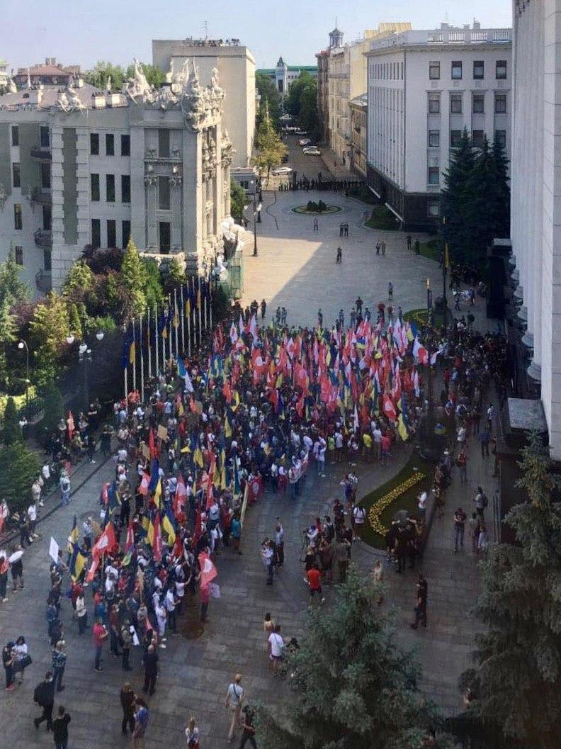 Митинг сторонников партии Шария под Офисом президента