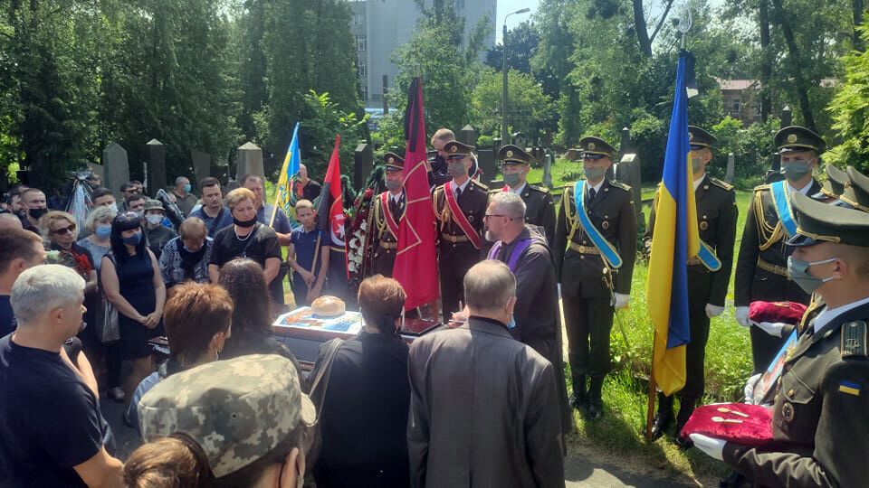 Также на церемонию прощания пришли киевляне-патриоты