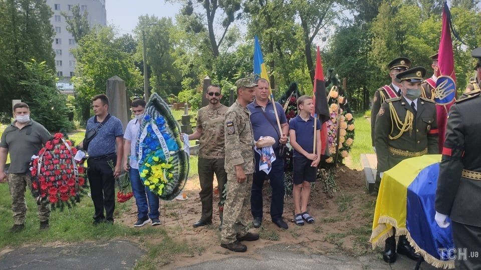 Добрянского похоронили рядом с другими Героями войны на Донбассе