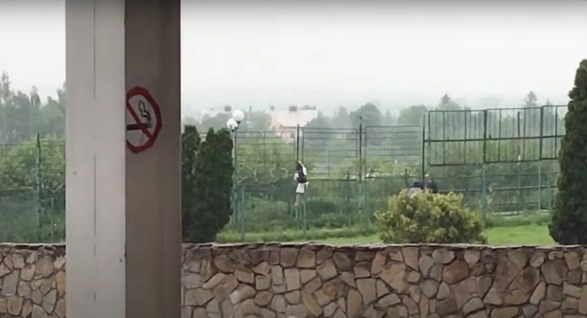 Двое украинцев перелезли через забор на пункте пропуска "Шегини"