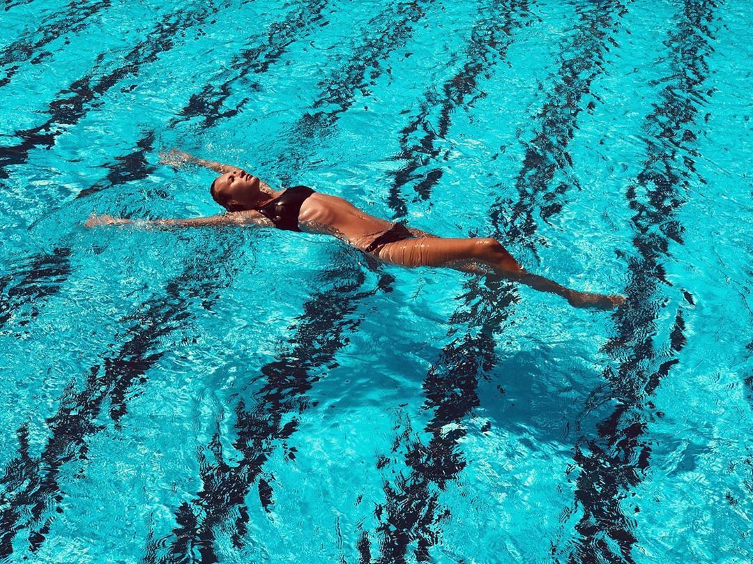 Знаменитая украинская легкоатлетка снялась в купальнике, поразив "суперфигурой"