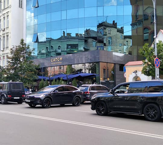 Tesla Андрея Богдана, припаркованная поперек дороги