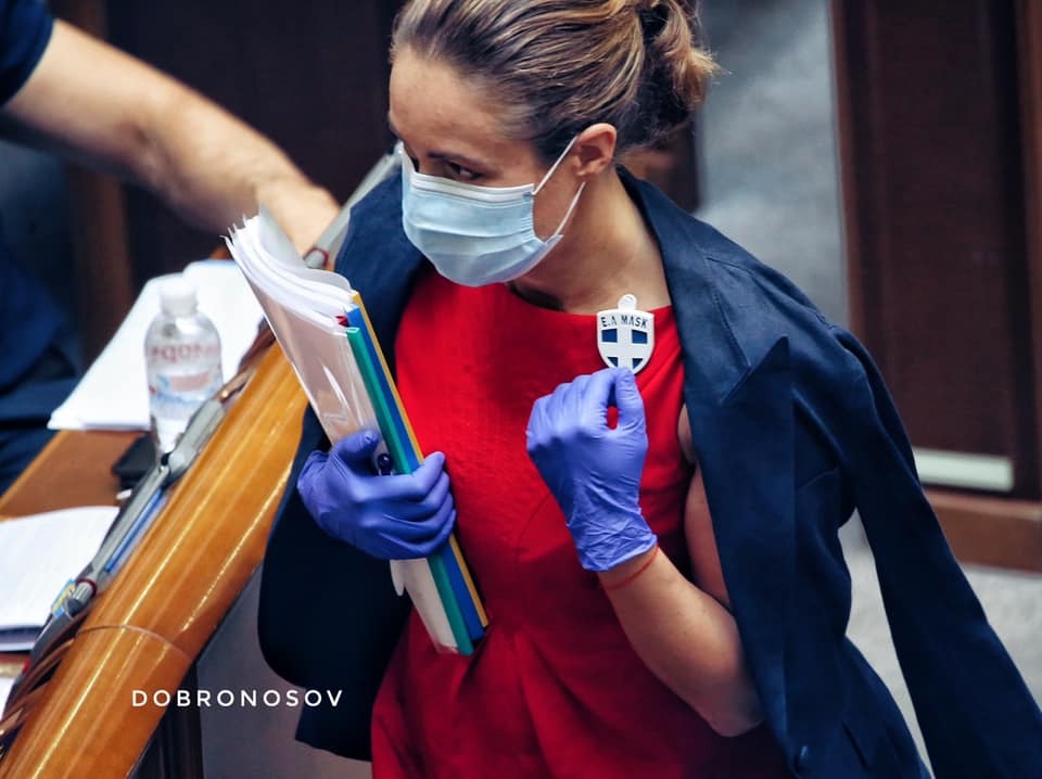 Наталія Королевська зі значком-"блокатором вірусів"