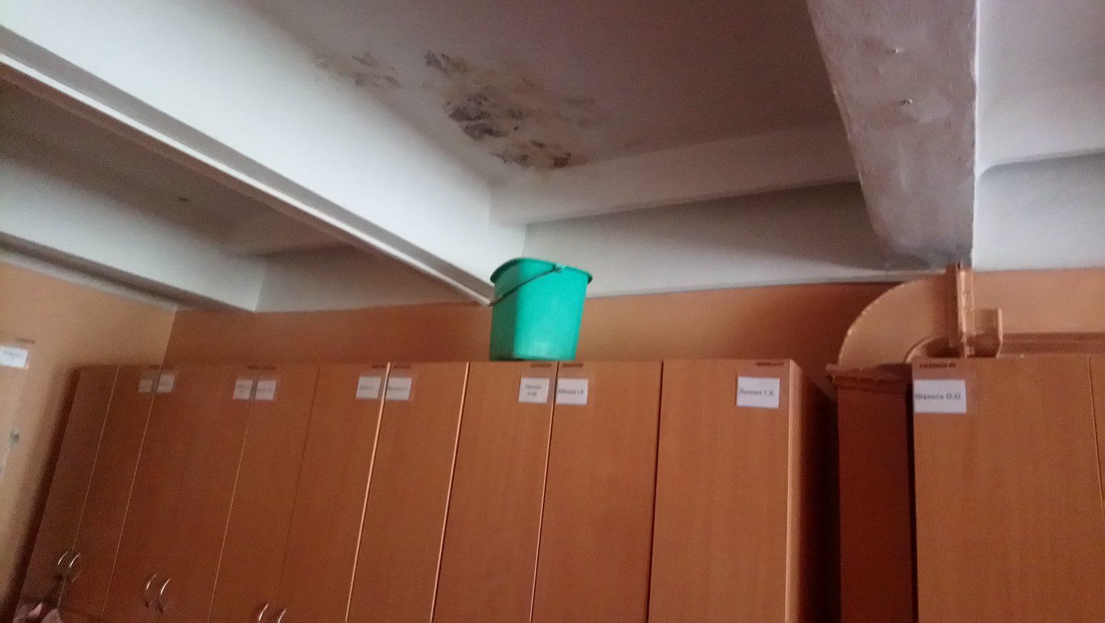 С потолка на станции скорой медицинской помощи в Виннице капает вода