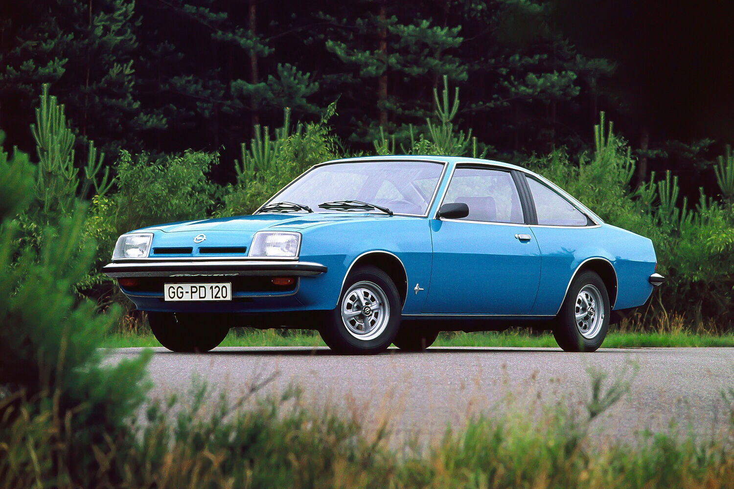 Opel Manta В дебютировала в 1975 году