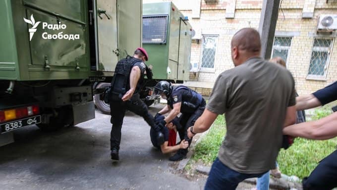 Скандальное фото Панасенко под Шевченковским судом