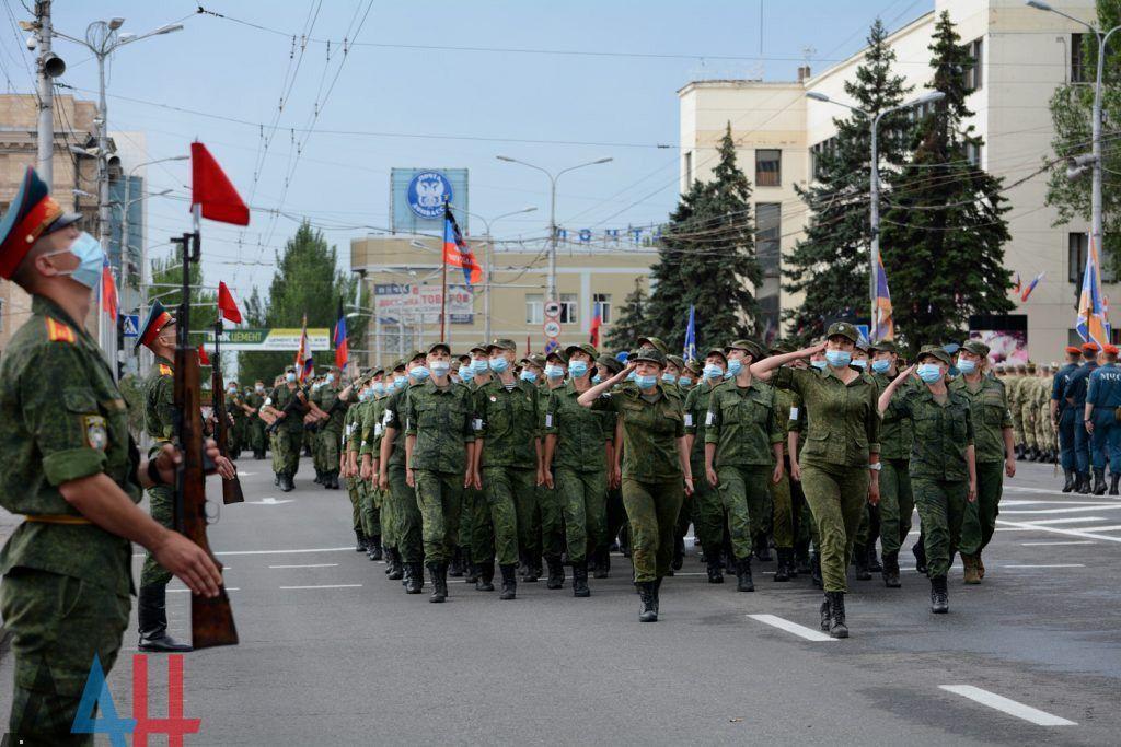 Оккупанты маршируют по Донецку