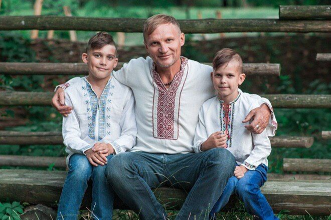 Олег Скрипка з синами Устином і Романом (джерело – 24smi.org)