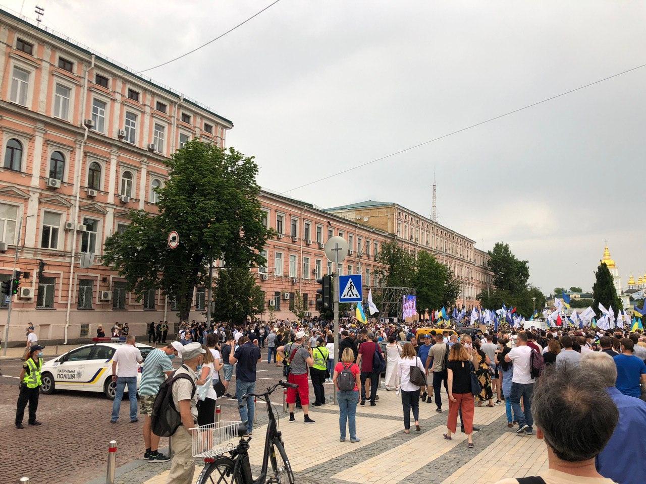 Акция под Печерским судом в поддержку Петра Порошенко