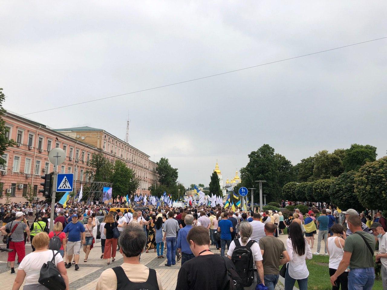 Акция под Печерским судом в поддержку Петра Порошенко