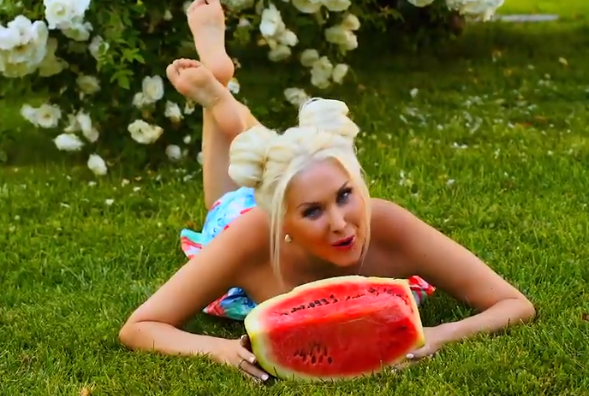 Скріншот з кліпу "Хіт цього літа"