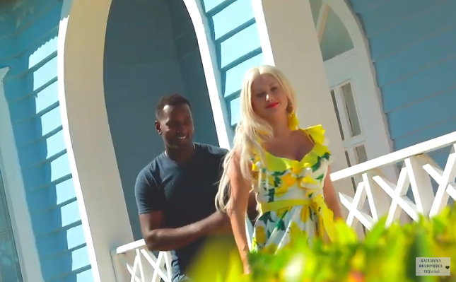 Скріншот з кліпу "Хіт цього літа"