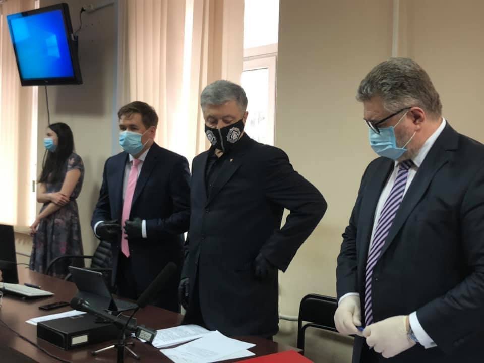 У залі Печерського суду зібралися депутати "Європейської солідарності"