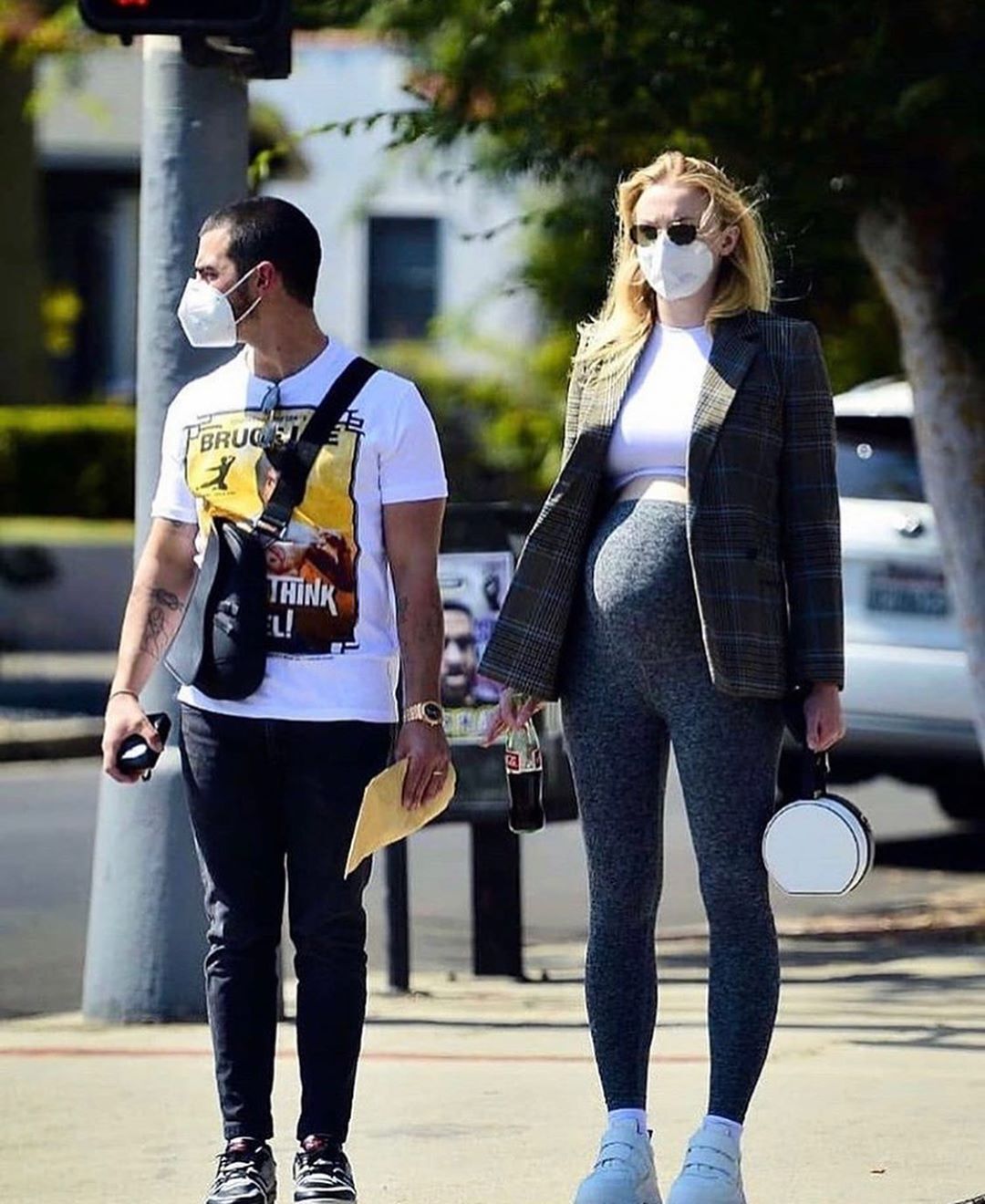 Беременная Софи Тернер с мужем Джо Джонасом (источник – Instagram-аккаунт – Themoodmagazine)