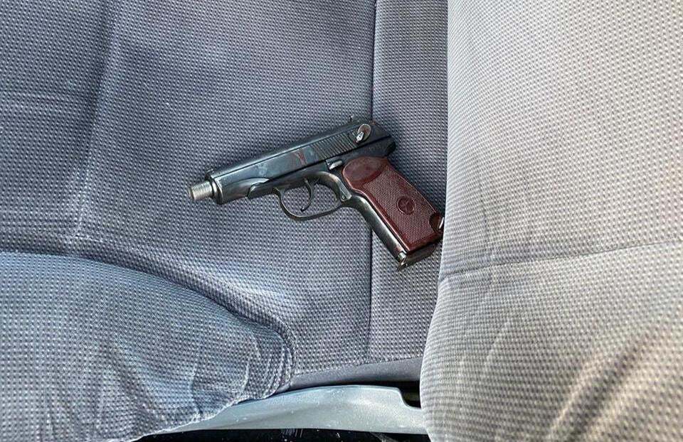 Постріл у поліцейського злочинець скоїв із пістолета Макарова.