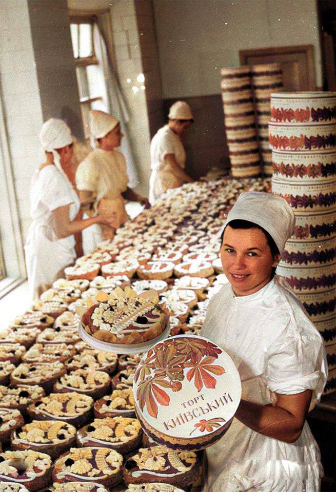 Архівне фото київського торта (фото - Facebook Клуб коренного киевлянина)