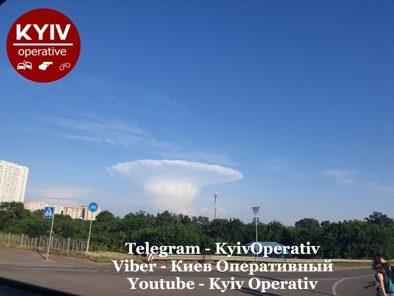 Облако-"ядерный гриб" над Киевом