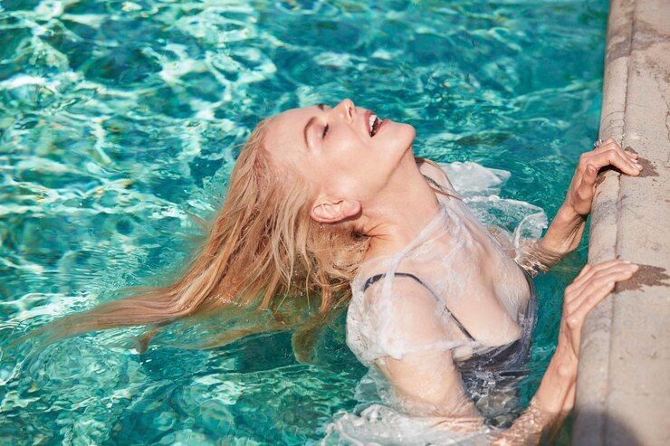 Николь Кидман в бассейне (источник – Stellar magazine)