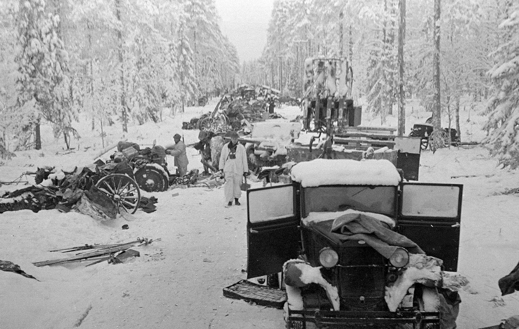 Разбитая колонна советской 44-й стрелковой дивизии, которую перебросили в финские снега из Украины (Суомуссалми, декабрь, 1939)