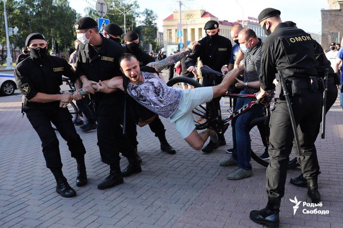 В Беларуси разгорелись новые акции протеста: интернет отключили, журналистов задерживал ОМОН. Фото и видео
