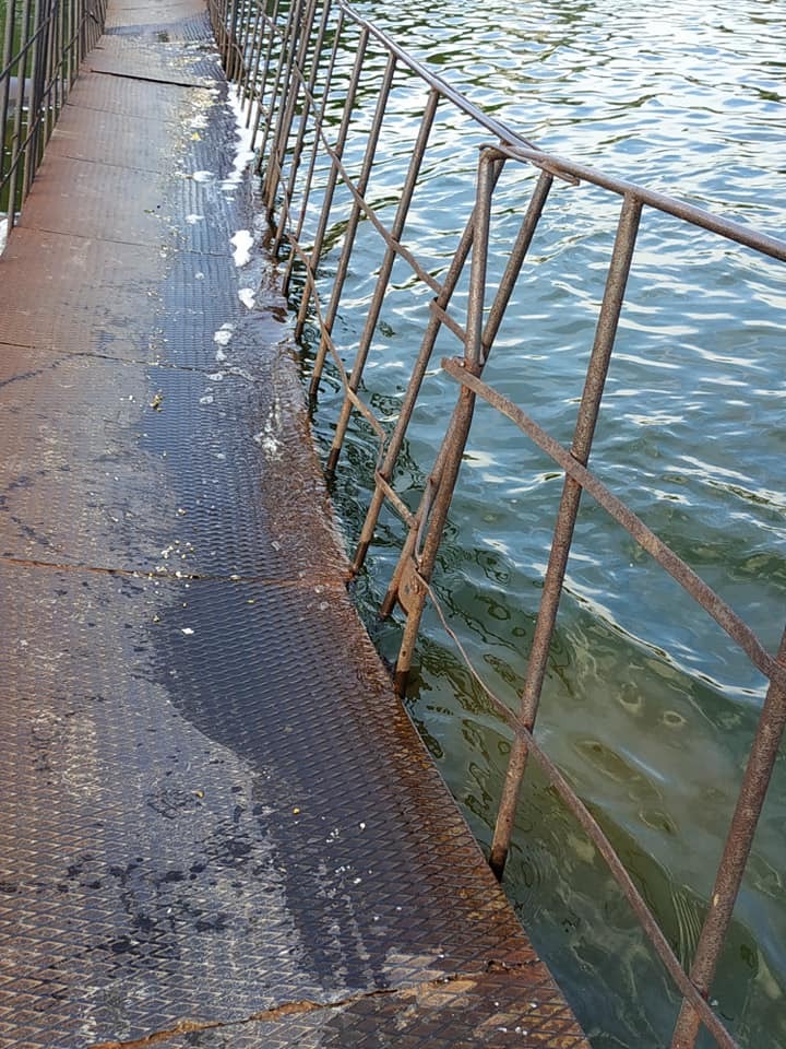 Мост уходит под воду