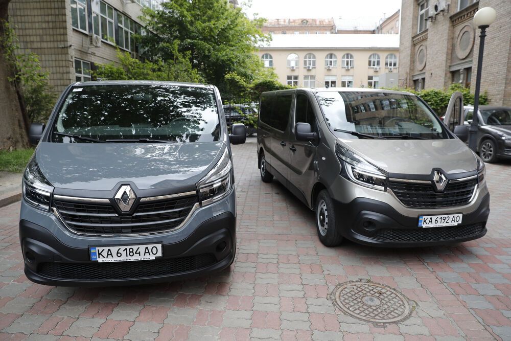 Кличко передав сучасні авто двом будинкам сімейного типу в Києві