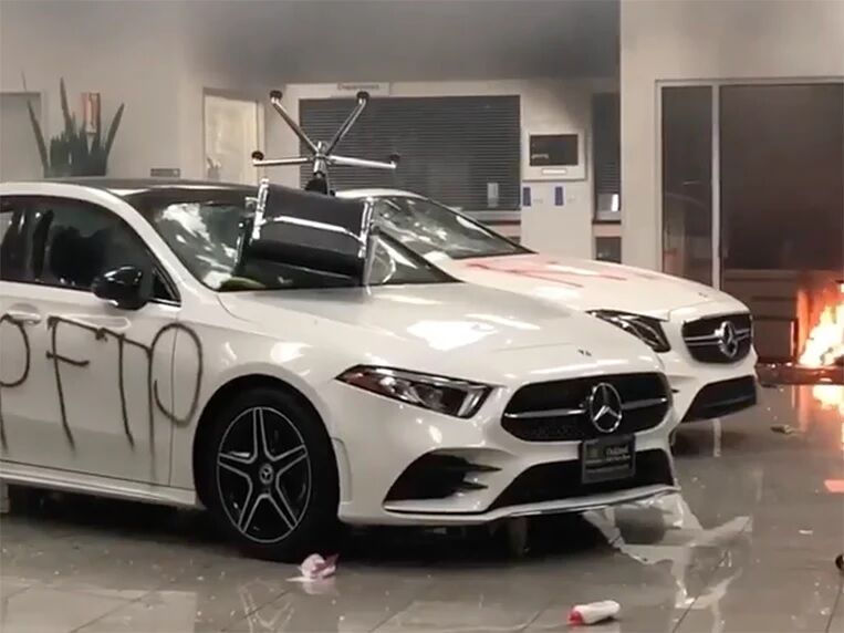 В автосалоне уничтожили новые Mercedes