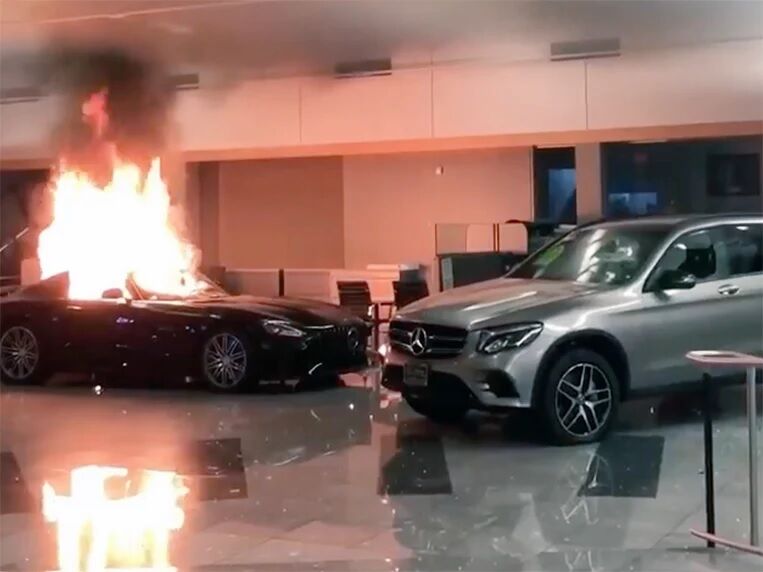 В автосалоне уничтожили новые Mercedes