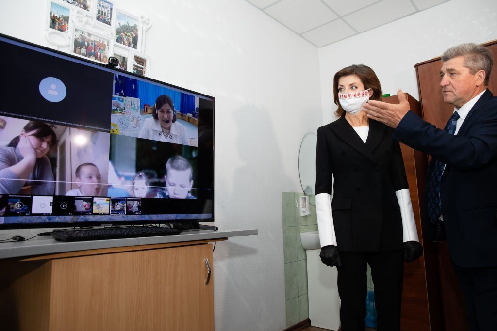 Фонд Порошенка передав одні з найкращих ІФА-тестів на COVID-19 та обладнання у лікарні Київщини