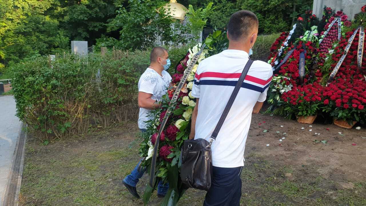Венок на могилу отца Порошенко от Офиса Зеленского привезли через 4 часа после похорон. Фото