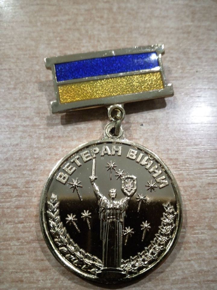 Ветеранам войны выдали пластмассовые медали