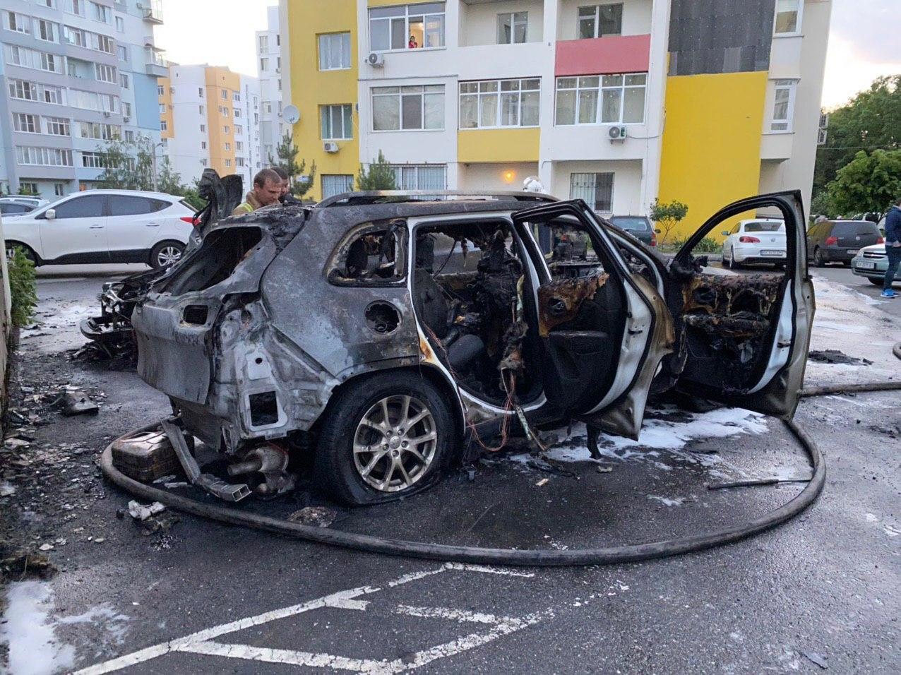 "Невдалі" груди, викидень, помста: навколо спалення авто блогерки в Харкові розігрався скандал