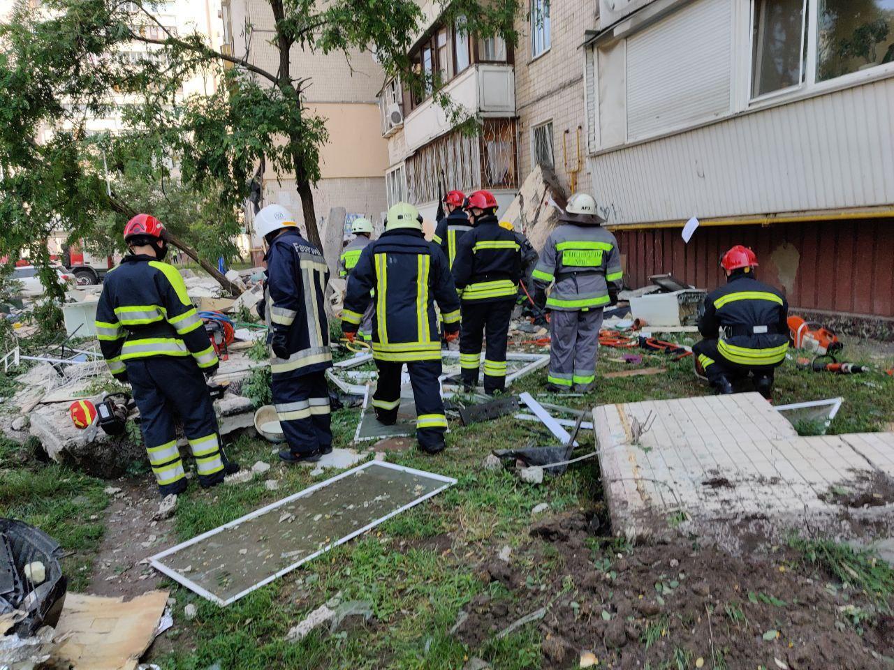 Мешканців, які опинилися під завалами, деблокували