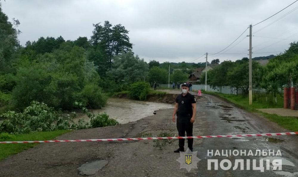 В Черновицкой области реки вышли из берегов: перекрыто движение по мосту