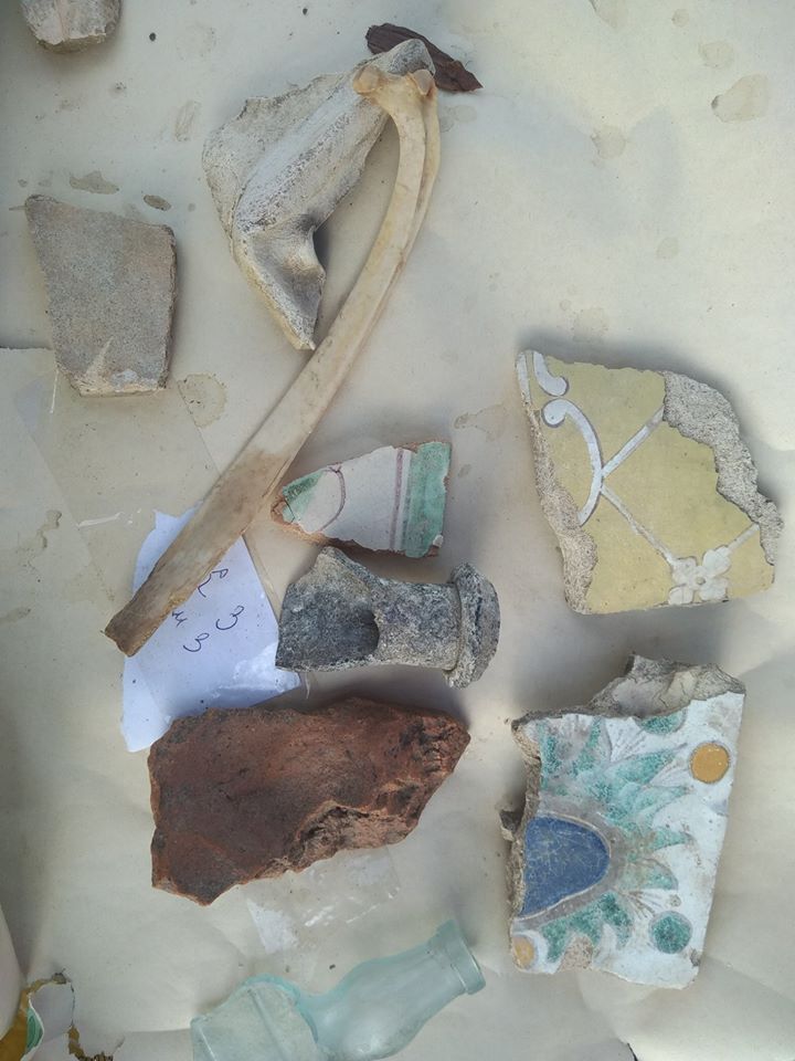 Ученые нашли керамику, лепнину и кости
