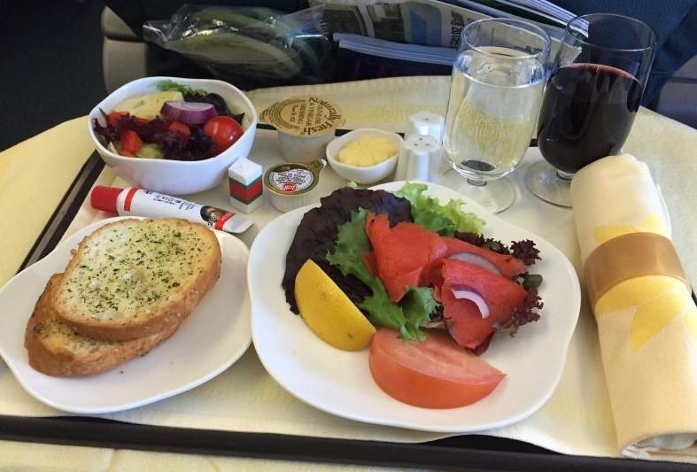 Їжа в літаку: що безпечно вживати