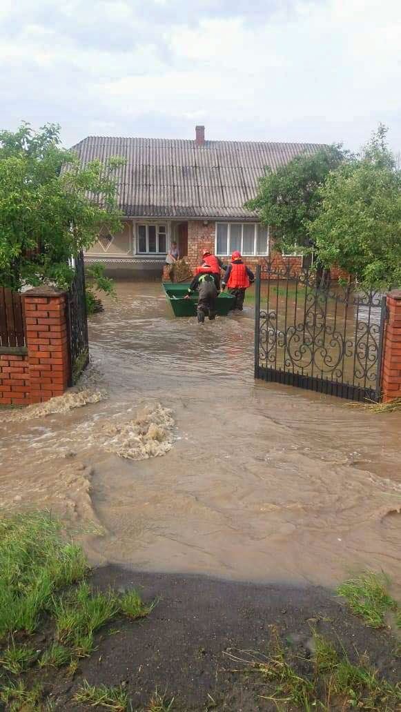 Последствия наводнения на Прикарпатье и Буковине