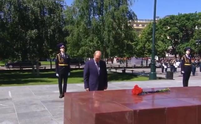 Путин возложил цветы к стелам городов-героев Второй мировой