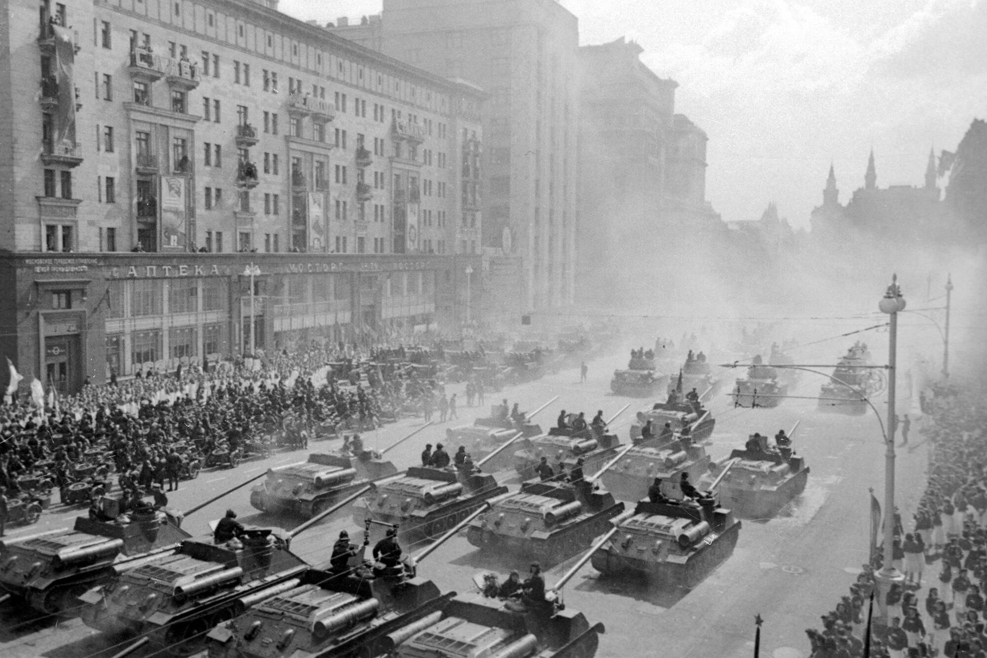 В России обнародовали секретные документы и фото парада 1945 года