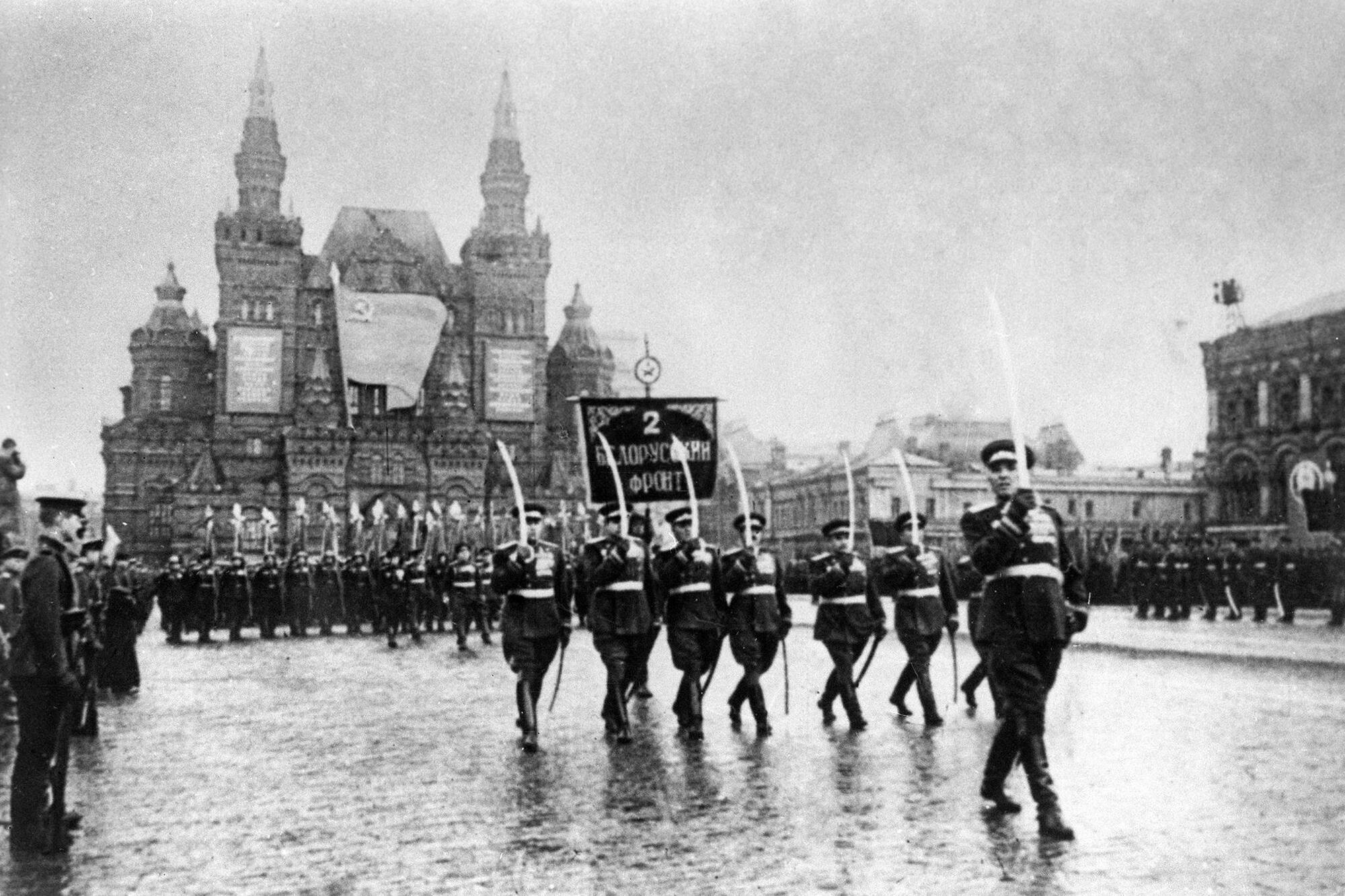 Сводные полки всех фронтов прошли по Красной площади маршем