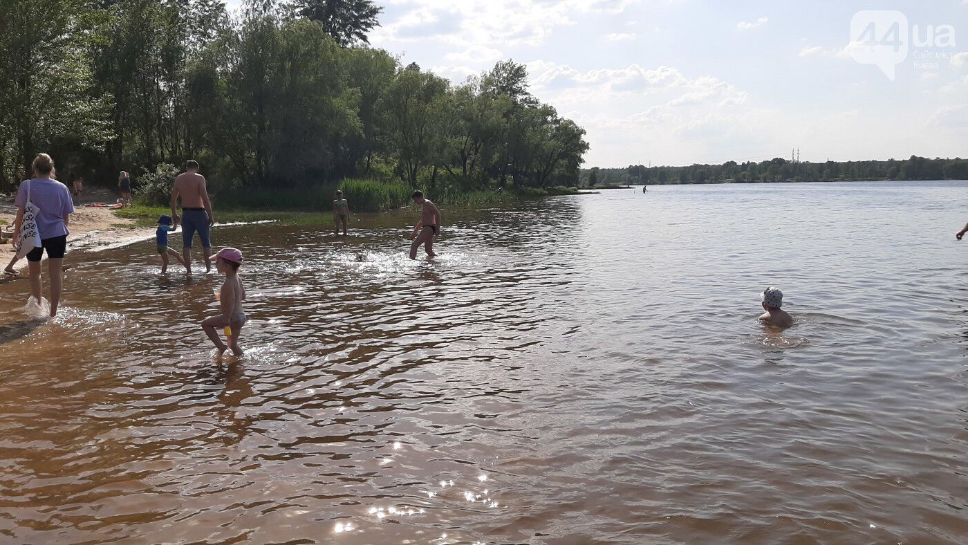 На Трухановому острові в Києві на пляжах люди не дотримуються дистанції.