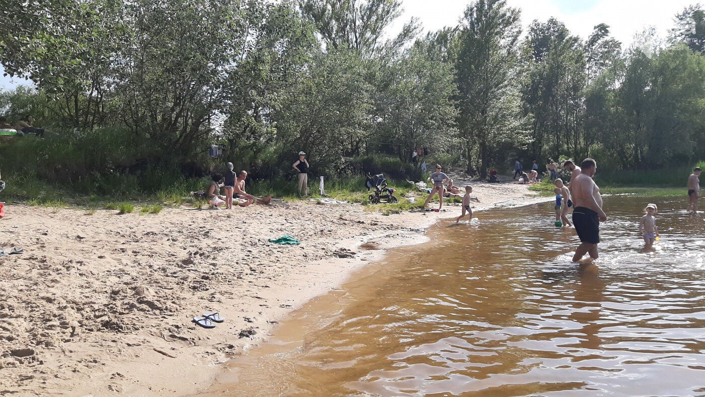 На Трухановому острові в Києві на пляжах люди не дотримуються дистанції.