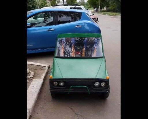 Український елеткрокар виглядає забавно на тлі Nissan Leaf.