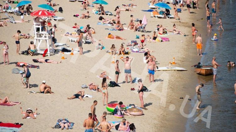 Пляж на Гідропарку в Києві повністю заповнений людьми.