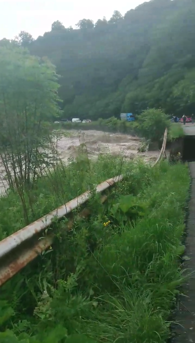 Вода разрушила часть дороги