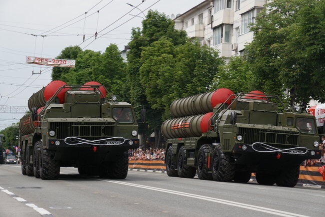 На пропагандистские шествия согнали множество военной техники.