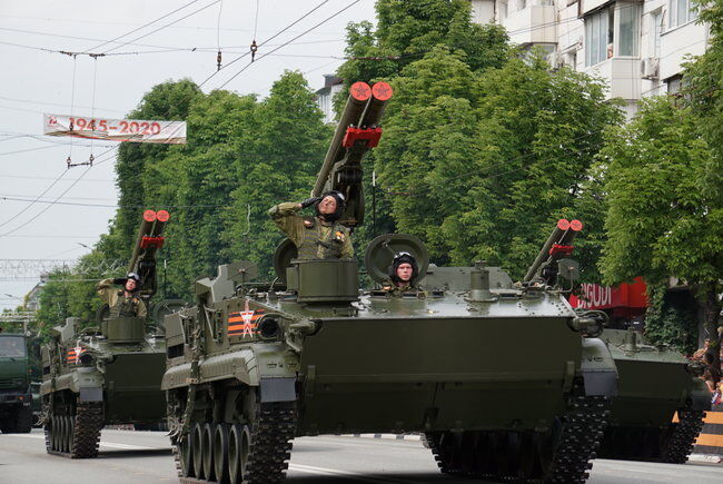 Путинские парады прошли сразу в нескольких городах Крыма.
