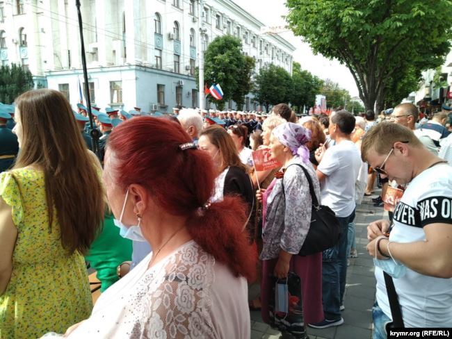 В Симферополе люди на параде проигнорировали карантин.