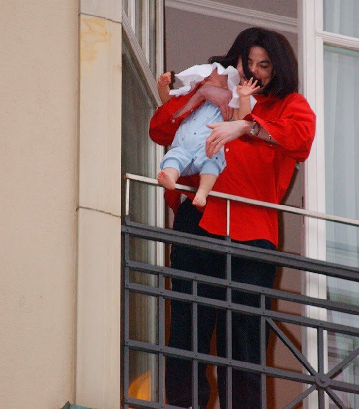 Майкл Джексон з новонародженим сином (джерело – pikabu.ru)